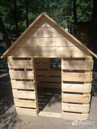 Деревянный домик для детской площадки