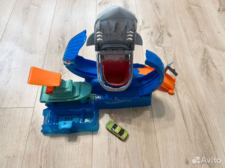 Хотвилс змея и акула