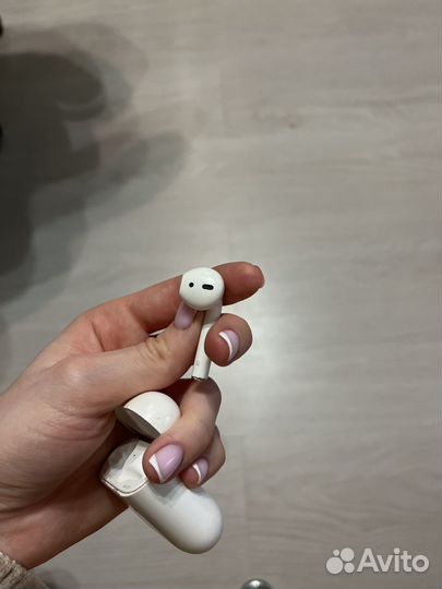 Один наушник apple airpods с чехлом