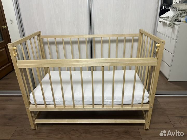 Детская кроватка с маятником