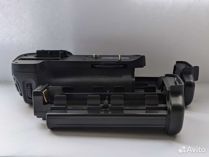 Батарейный блок Nikon MB-D11