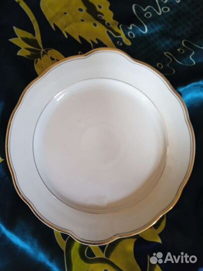 Большая тарелка; блюдо