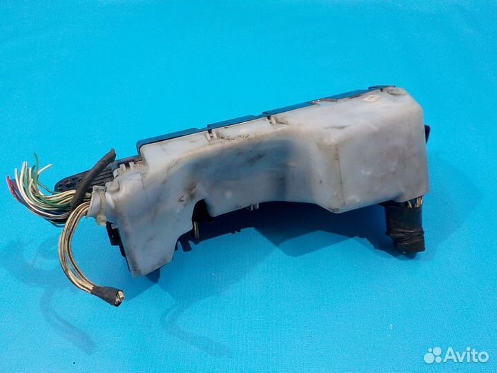 Блок предохранителей под капотом toyota Avensis (T250) 2003-2008