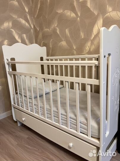 Детская кроватка с поперечным маятником