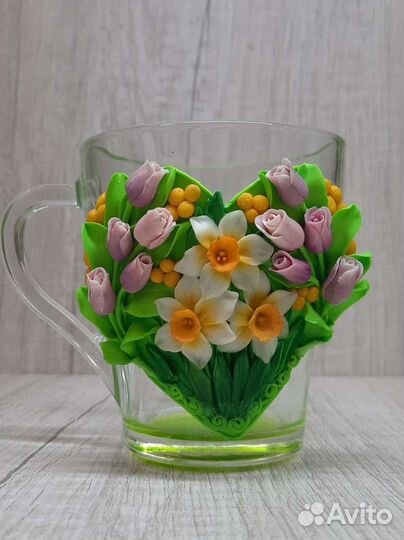 Тюльпаны, мимоза и нарцисс. Кружка с декором 250мл