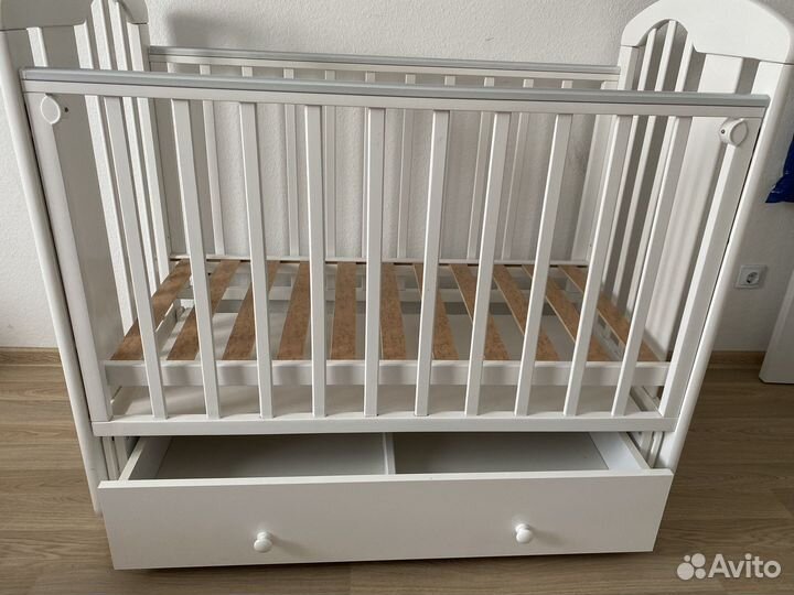 Детская кроватка с поперечным маятником