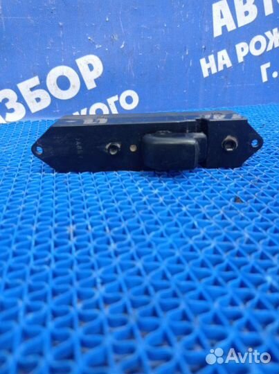 Кнопка стеклоподъемника Mitsubishi Colt купе 1999