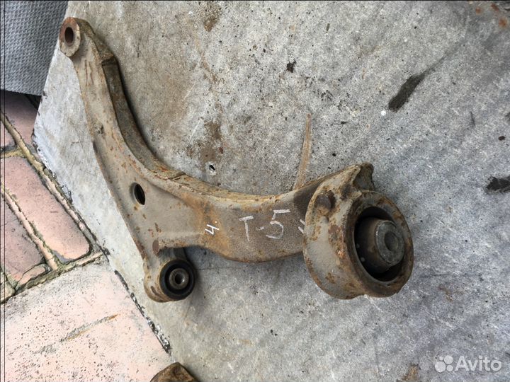 Рычаг правый 7H0407166B Volkswagen Transporter T5