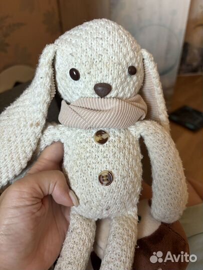 Заяц плюшевый, мишка и кубик