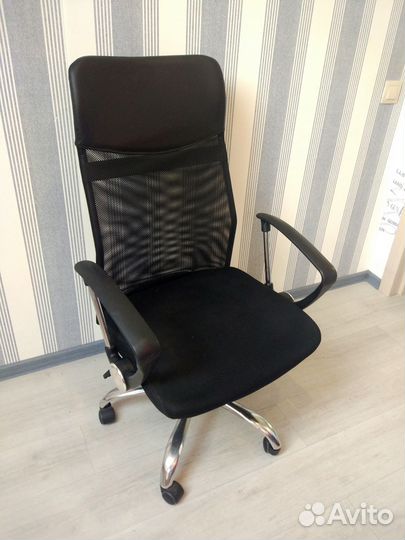Компьютерное кресло с подголовником