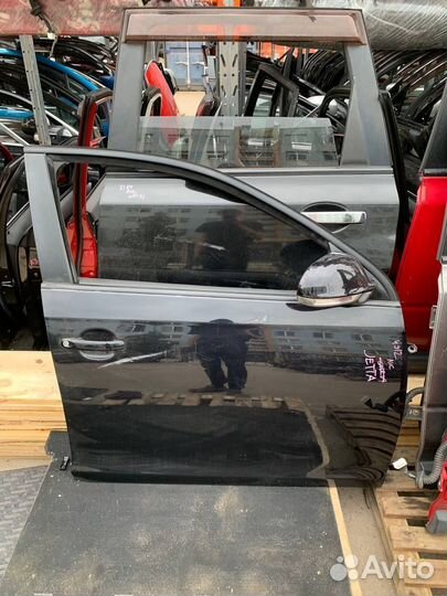 Правая передняя дверь Volkswagen Jetta 5 седан