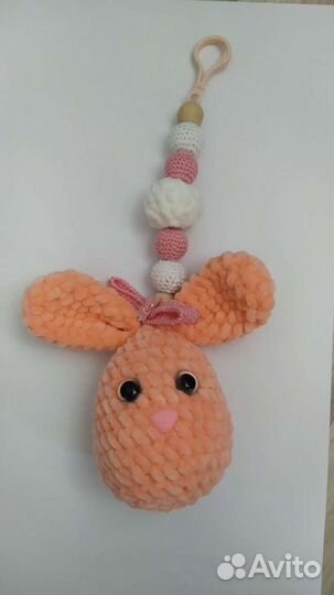 Зайка погремушка вязанная
