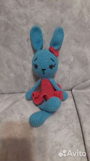Вязаный заяц игрушка ручной работы