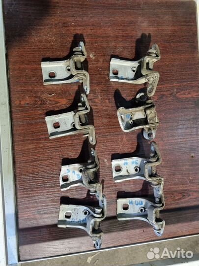 Петля двери Mazda Tribute