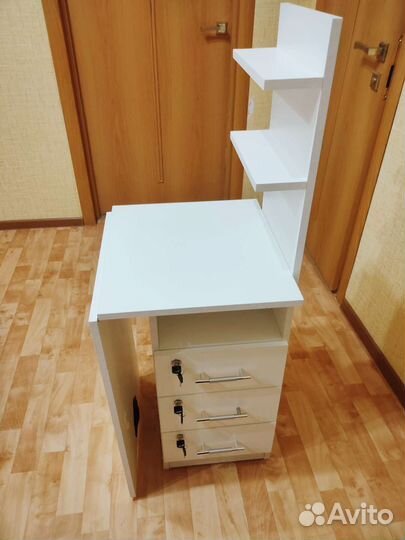 Маникюрный стол