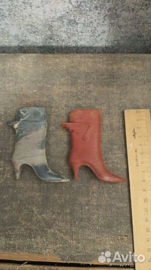 Сувенирный резиновый сапожок. Красный треугольник