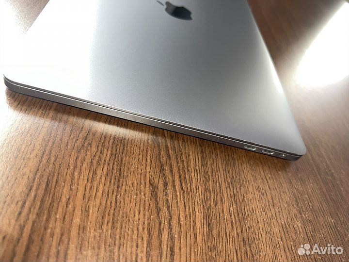 Apple MacBook Pro 13 2016 touch bar