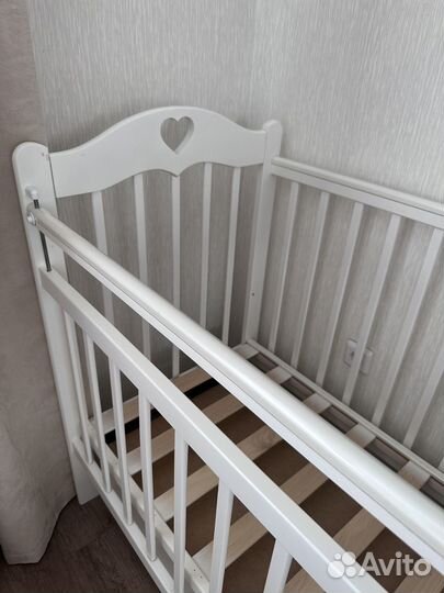Кроватка,матрац и пеленальник для новорожденного