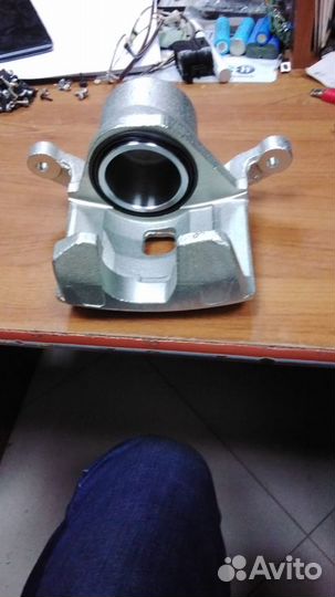 Суппорт тормозной Nissan Tiida передний правый