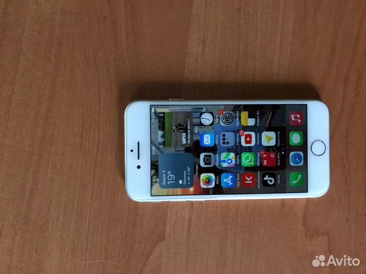 iPhone 8, 64 ГБ