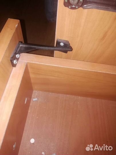 Блокировка ящиков письменного стола от детей