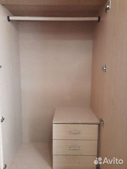 Шкаф платяной