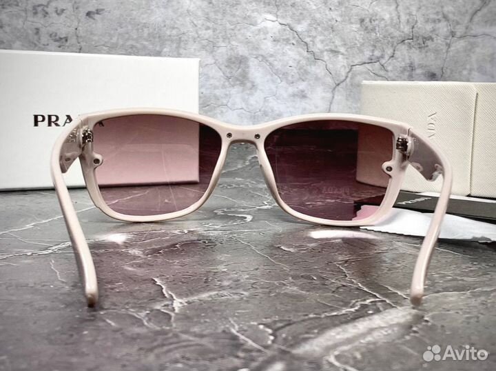 Очки Prada солнцезащитные