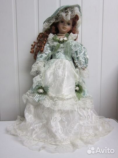 Кукла фарфоровая