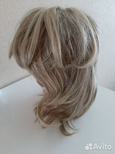 Парик средней длины