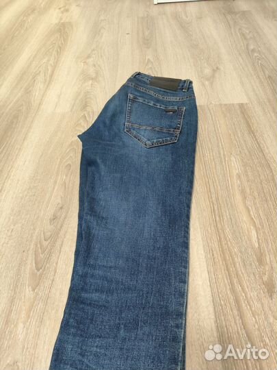 Джинсы к низу зауженные