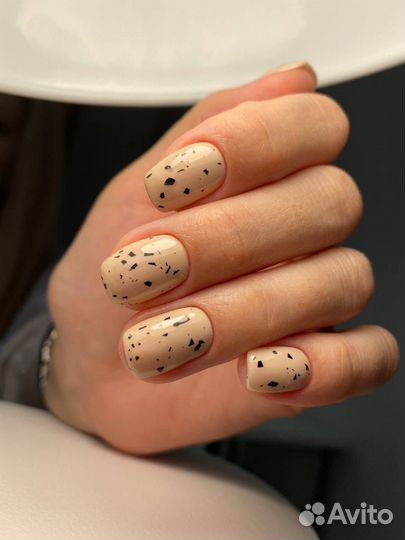 Маникюр и педикюр в салоне