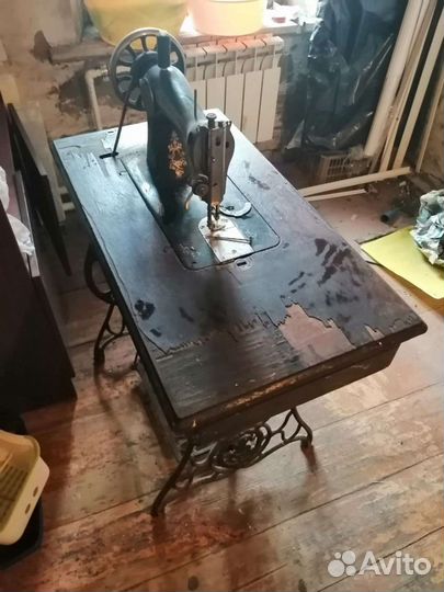 Старинная швейная машинка зингер