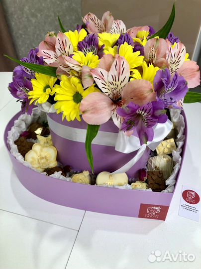 Клубника в шоколаде с цветами шкатулка подарок