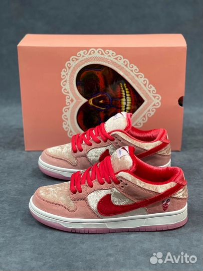 Кроссовки Nike женские