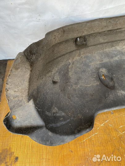 Подкрылок передний левый ML163 W163 Mercedes