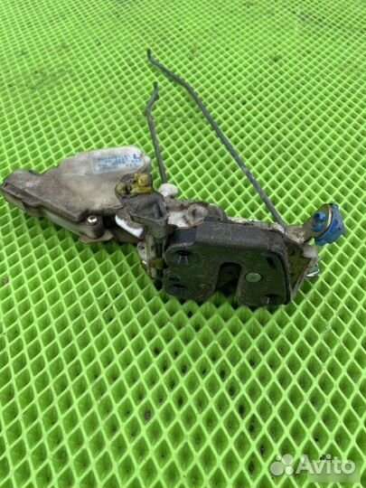 Замок передний левый Nissan Cube 1