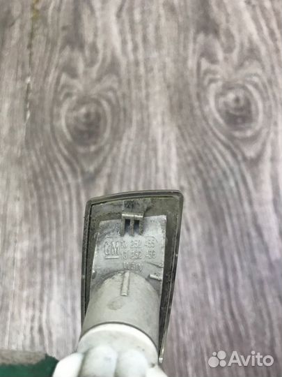 Повторитель поворота передний правый Opel Astra H