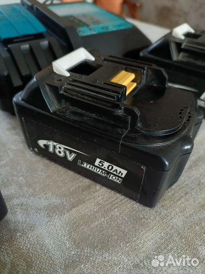 Зарядное устройство + 5 аккумуляторов 18v Makita