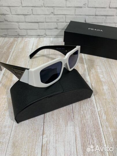 Солнцезащитные очки Prada