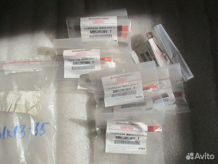 Фиксатор молдинга лобов. стекла Mitsubishi Lancer