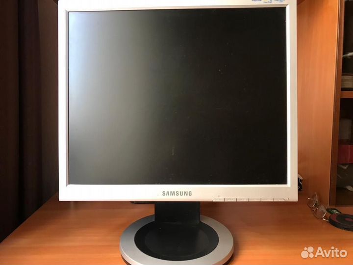 Монитор Samsung SyncMaster 710n