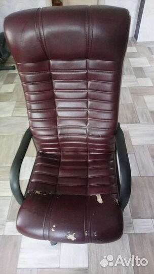 Офисное кожаное кресло бу