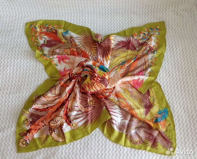 Новые шелковые платки разные
