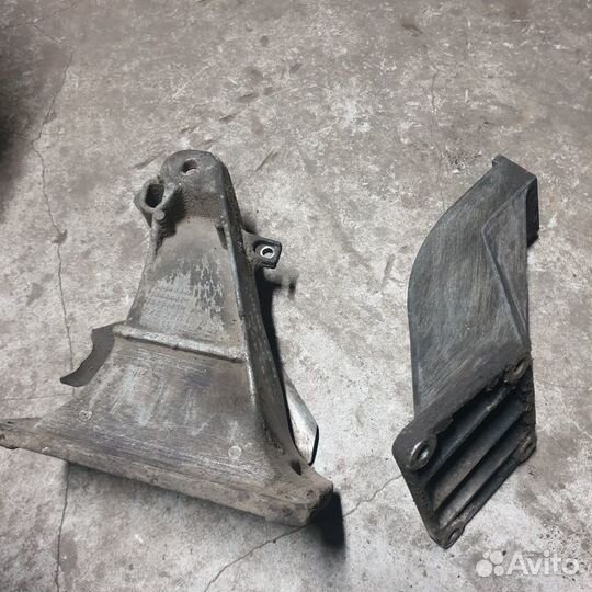 Кронштейн двигателя левый BMW E39