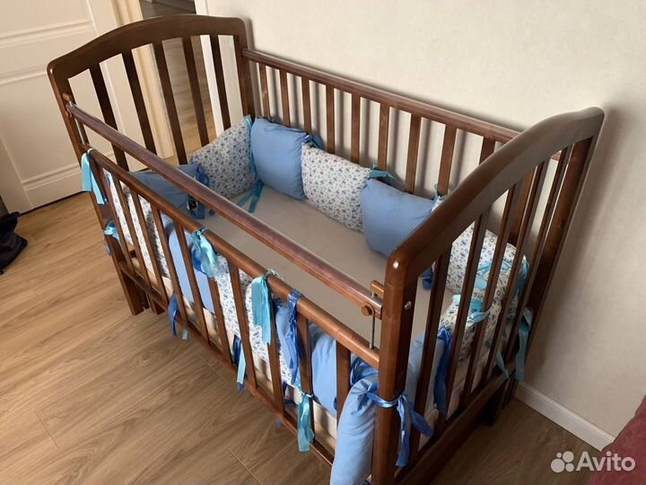 Кровать детская с маятником