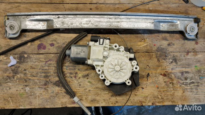 Стеклоподъёмник задний левый mitsubishi colt