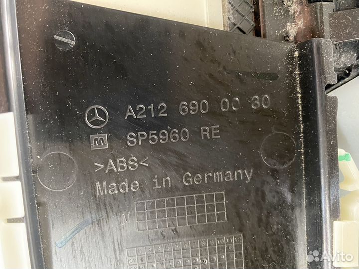 Обшивка правой стойки верхняя Mercedes w212