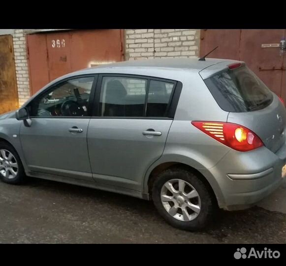 Продам комплект ветравиков Тиида