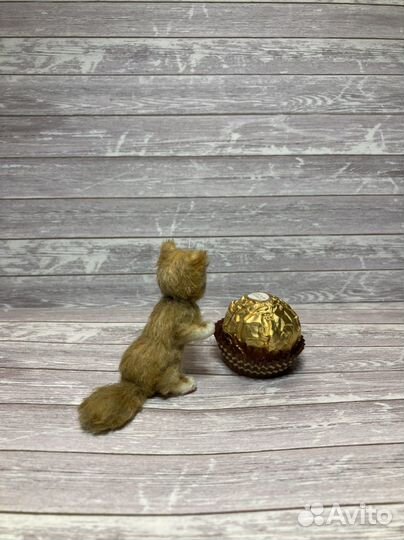 Миниатюрная вязаная игрушка котик