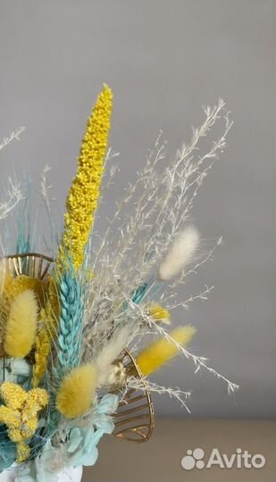 Интерьерная композиция в гипсовой вазе девушка